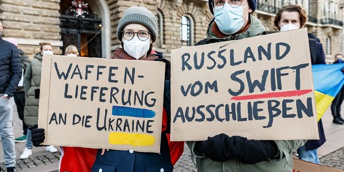Ukraine-Krieg. Demonstrierende in Hamburg fordern den Ausschluss Russlands aus dem Finanzkommunikationssystem Swift. russland sanktionen