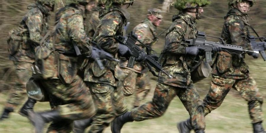 Eine Übung im Rahmen der Bundeswehr-Grundausbildung. Foto: Frank May/dpa/Archivbild