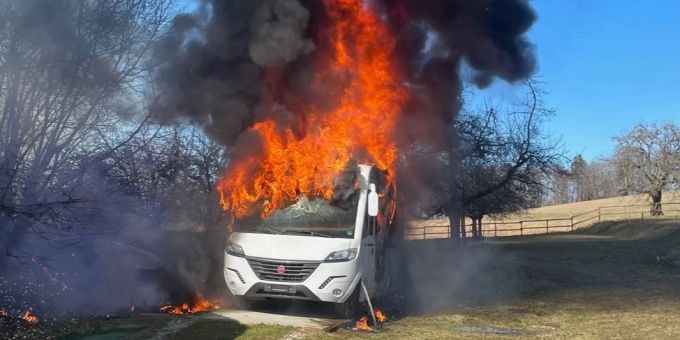 Das Wohnmobil brannte vollständig aus. Das Wohnmobil brannte vollständig aus.