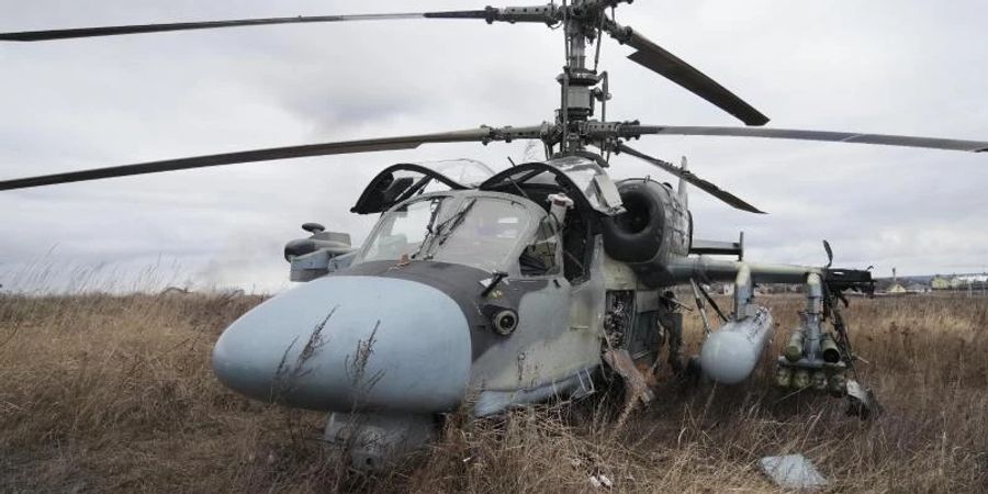 Ein russischer Ka-52-Kampfhubschrauber steht nach einer Notlandung ausserhalb Kiews auf einem Feld. (Aufnahme vom 24. Februar). Foto: Efrem Lukatsky/AP/dpa