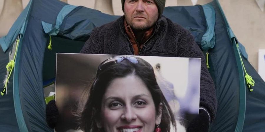 Nazanin Zaghari-Ratcliffes Ehemann Richard Ratcliffe hält bei einem Protest in London im vergangenen November das Foto seiner Frau in den Händen. Foto: Frank Augstein/AP/dpa/Archiv