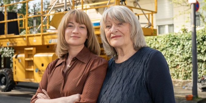 Nina Gummich und Alice Schwarzer am Set von «Alice». Alice Schwarzer