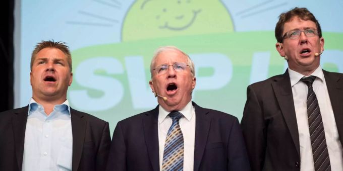 Toni Brunner singt gemeinsam mit Christoph Blocher und Albert Rösti den Schweizer Psalm bei der Delegiertenversammlung der SVP. SVP Christoph Blocher Rösti