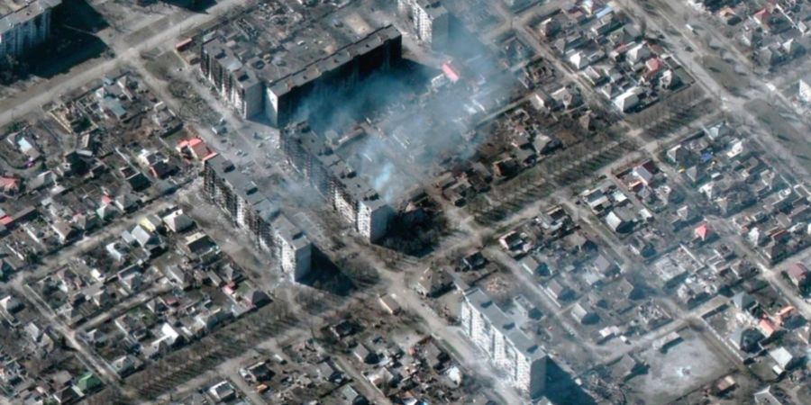 Dieses Satellitenfoto zeigt die Zerstörung in der Stadt Mariupol im Ukraine-Krieg Ende März 2022.