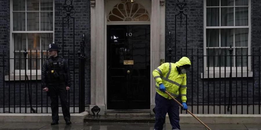 Fünf Mitarbeiter verlassen die Downing Street 10. Ein Problem für den Premierminister Boris Johnson. Foto: Alberto Pezzali/AP/dpa