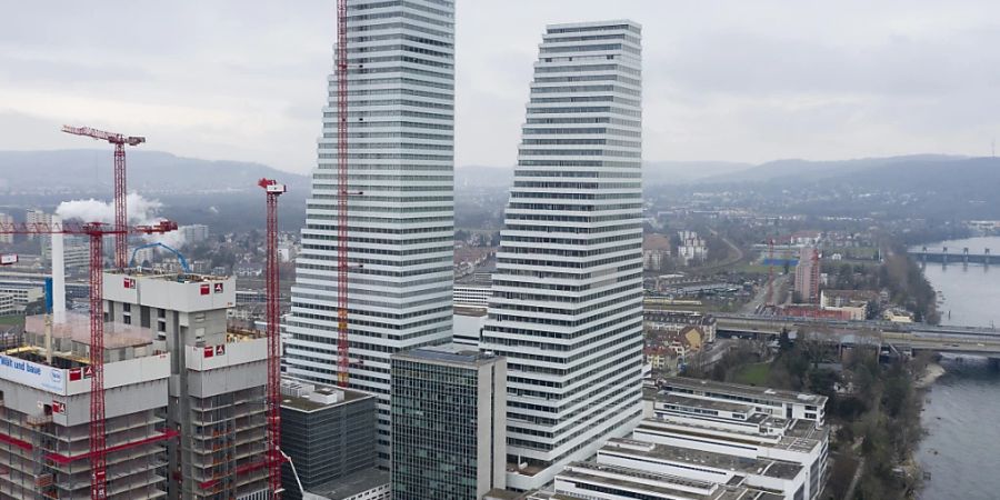 Der Basler Pharmakonzern Roche erhöht die Dividende. Auf dem Bild: Die Roche-Türme in Basel (Archivaufnahme).