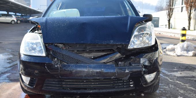 An den beiden Fahrzeugen entstand Schaden in der Höhe von mehreren Tausend Franken. Unfall