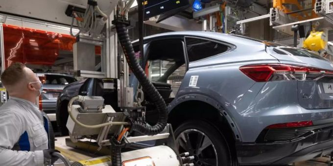 Die neuen US-Zölle unter Trump verschärfen die Lage der deutschen Autobauer zusätzlich. (Symbolbild) us zölle autobauer
