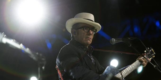 Elvis Costello beim Indoor-Musik-Festival Baloise Session 2014 in Basel. Foto: Georgios Kefalas/KEYSTONE/dpa Elvis Costello beim Indoor-Musik-Festival Baloise Session 2014 in Basel. Foto: Georgios Kefalas/KEYSTONE/dpa