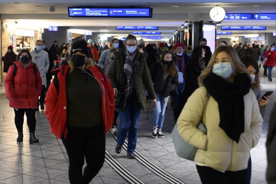 Eine Mehrheit der Pendler trägt die Maske auch im Bahnhof.
