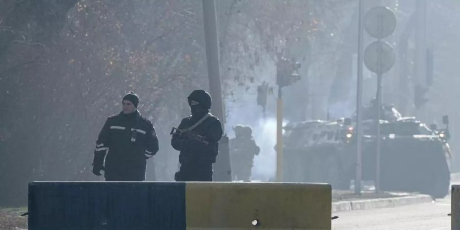 Die Polizei blockiert eine Strasse in Almaty, um den Verkehr zu kontrollieren. Foto: Uncredited/AP/dpa