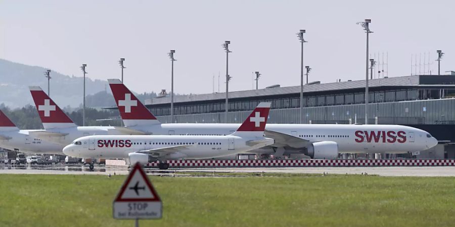 Die sich mehrfach ändernden Reise- und Quarantänebestimmungen haben auch 2021 auf den Passagierzahlen des Flughafens Zürich gelastet. (Archivbild)