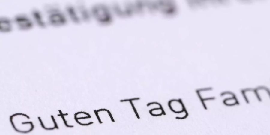 Grussformeln wie «Guten Tag Familie...» werden auch in der Geschäftspost häufiger. Foto: Bernd Weissbrod/dpa