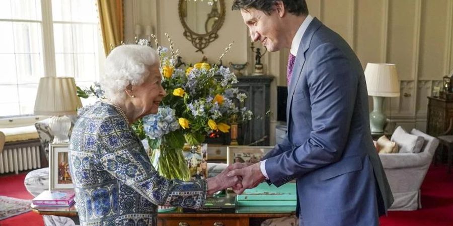 Königin Elizabeth II. (l) empfängt den kanadischen Premier Justin Trudeau auf Schloss Windsor. Foto: Steve Parsons/PA Wire/dpa