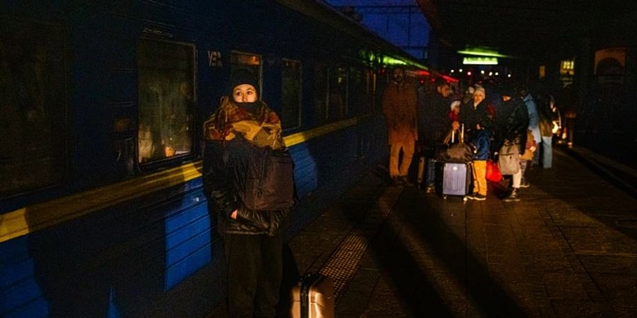 Menschen an Bahnhof in Kiew