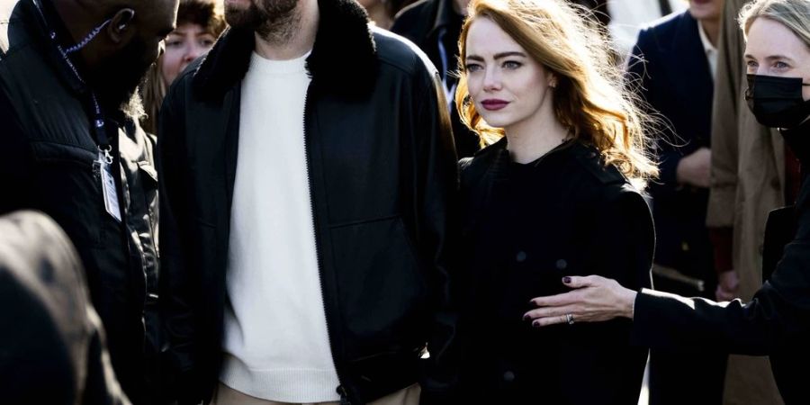 Hand in Hand bei der Pariser Fashion Week: Emma Stone und Ehemann Dave McCary.