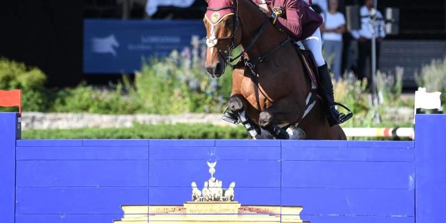 Pius Schwizer aus der Schweiz auf dem Living the Dream springt beim Turnier in Berlin während Global Champions Tour 2019 über ein Hindernis. Foto: Britta Pedersen/dpa-Zentralbild/dpa