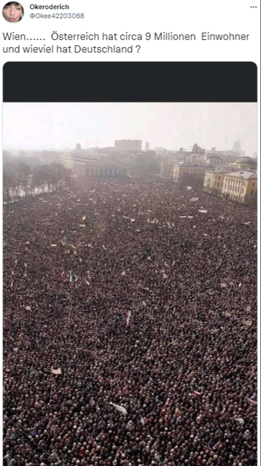 Ein Post, der das Bild von Moskau im Jahr 1991 mit der Corona-Demo in Wien im November 2021 in Verbindung bringt.