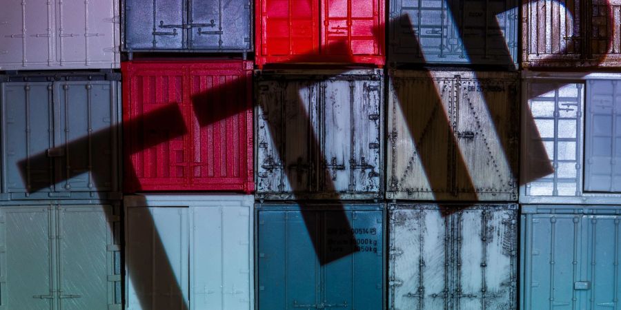 Der Schriftzug TTIP (Abkürzung für das Transatlantische Freihandelsabkommen, englisch Transatlantic Trade and Investment Partnership) auf einem Container einer Modellbahn-Anlage.