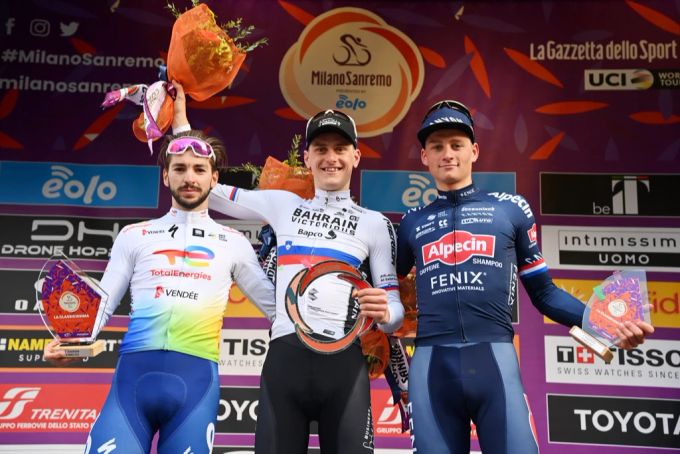 Matej Mohoric (Mitte) steht zusammen mit Anthony Turgis (links) und Mathieu van der Poel (rechts) auf dem Podium von Mailand-Sanremo. Matej Mohoric
