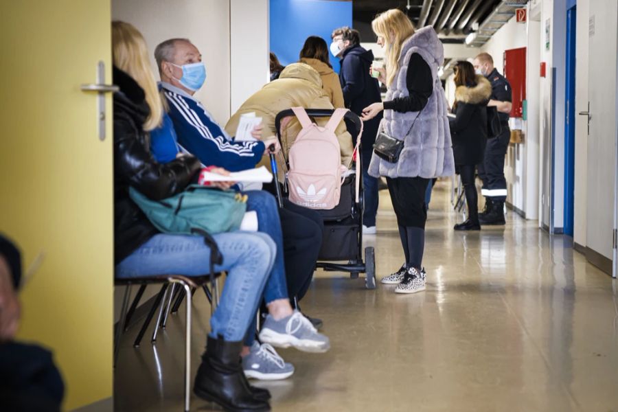 Personen warten im Bundesasylzentrum in Boudry auf ihre Registrierung.