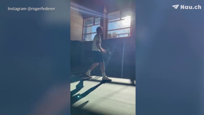 roger-federer-schlagt-ein-paar-balle
