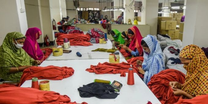 Arbeiterinnen in einer Fabrik in Bangladesch Arbeiterinnen in einer Fabrik in Bangladesch