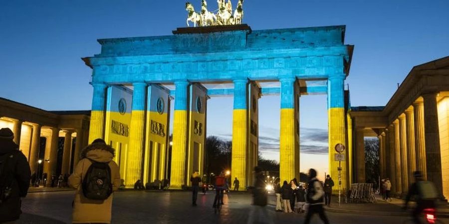 Ein Zeichen der Solidarität: das beleuchtete Brandenburger Tor. Foto: Christophe Gateau/dpa