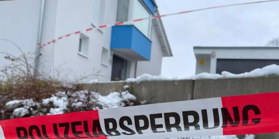 Absperrband der Polizei vor dem Einfamilienhaus in Mistelbach, in dem die Opfer gefunden wurden. Foto: News5 / Fricke/NEWS5/dpa-mag