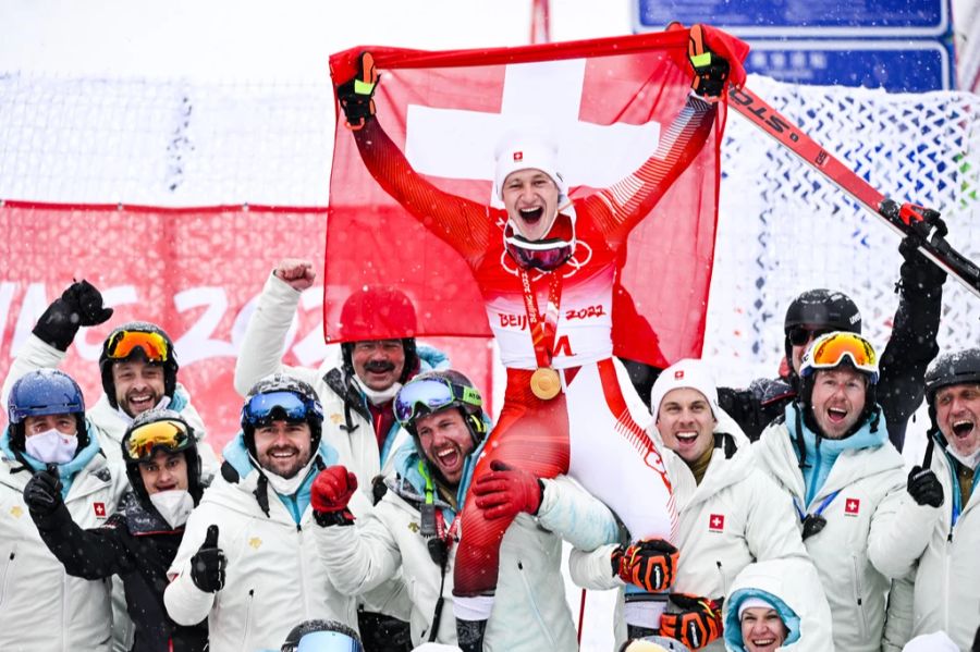 Das Schweizer Team freut sich über den Goldmedaillengewinn von Marco Odermatt.