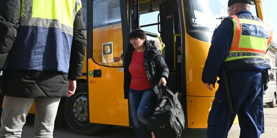 Eine Frau aus der Ukraine erreicht ein Flüchtlingszentrum an der ungarischen Grenze.