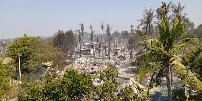 Die Militärjunta brennt Dörfer in Myanmar (Birma) nieder.