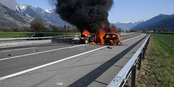 Vilters SG: Autos geraten nach Kollision in Brand. Vilters SG