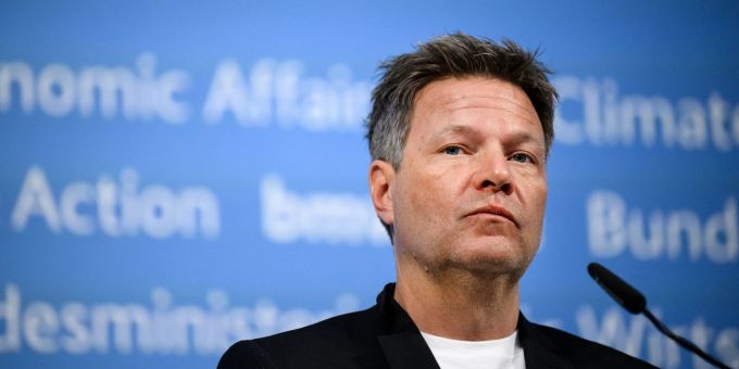 Bundeswirtschaftsminister Robert Habeck hat die Frühwarnstufe des Notfallplans Gas ausgerufen. Bundeswirtschaftsminister Robert Habeck hat die Frühwarnstufe des Notfallplans Gas ausgerufen.