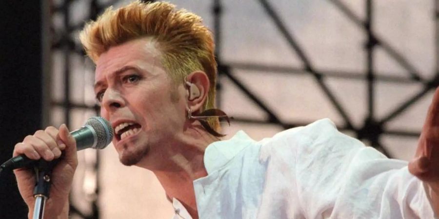 Der britische Musiker David Bowie beim Festival "Go Bang" auf dem Lübecker Flughafen Blankensee im Juni 1997. Foto: Markus Beck/dpa/Archiv