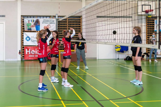 Die Juniorinnen machen sich bereit für den Aufschlag der Gegnerinnen.