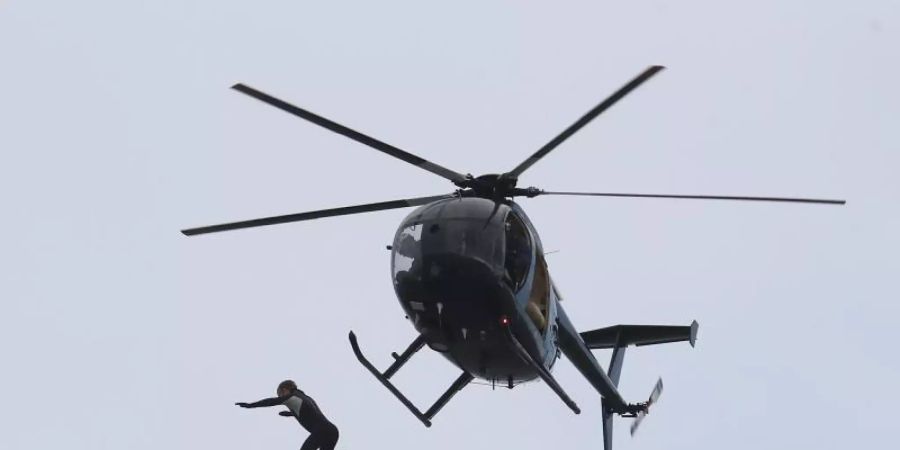 John Bream beim Sprung aus etwa 40 Metern Höhe. Foto: Andrew Matthews/PA Wire/dpa