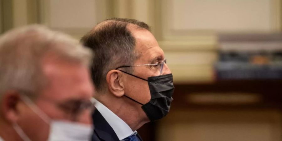 Lawrow mit Maske bei einem Besuch in Athen