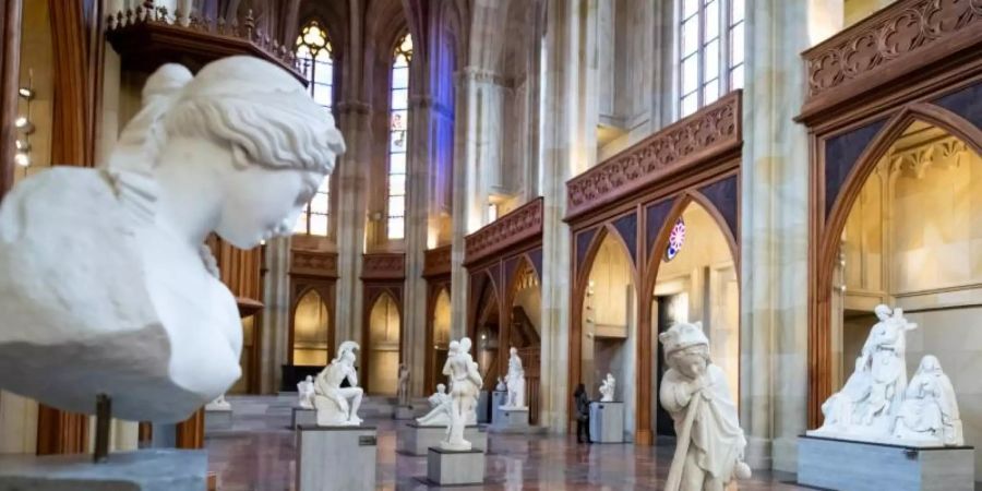 Blick in die Ausstellung «Ideal und Form. Skulpturen des 19. Jahrhunderts aus der Sammlung der Nationalgalerie» in der Friedrichswerderschen Kirche. Foto: Bernd von Jutrczenka/dpa