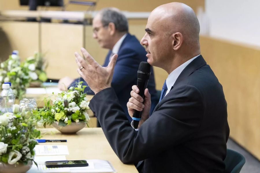 Alain Berset und Bruno Damann (h.) informieren im Kantonsspital St.Gallen über die Covid-Lage.