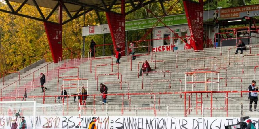 Trotz des Verbots von Fangesängen und Sprechchören ist es keineswegs still geblieben. Foto: Andreas Gora/dpa