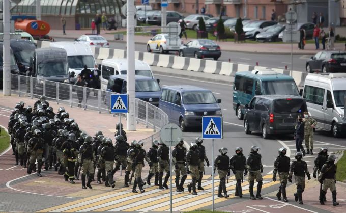 Soldaten der internen Truppen des belarussischen Innenministeriums bereiten sich darauf vor Demonstranten bei einem Protest der Opposition zu blockieren. Proteste in Belarus