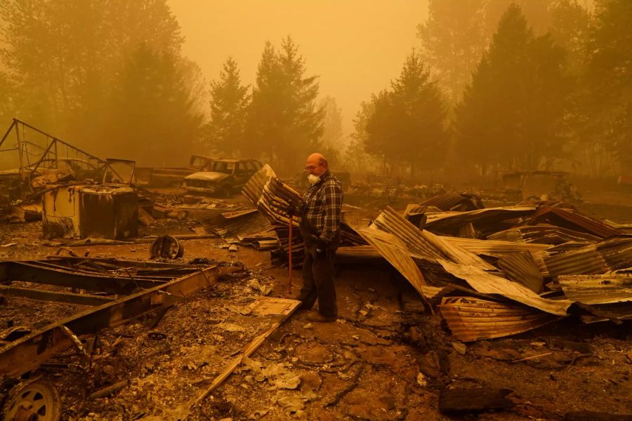 George Coble geht durch die Überreste seines Hauses im Bundesstaat Oregon, das durch einen Waldbrand zerstört wurde.