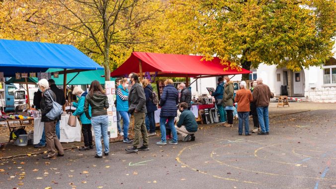 Der Platz unter den Bäumen entpuppt sich als Glücksfall für den Herbstmarkt.