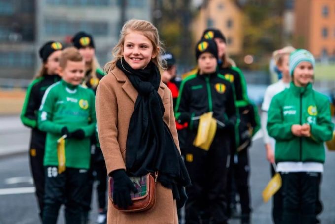 Prinzessin Estelle trug einen beigen Mantel wie ihre Mama. Prinzessin Estelle