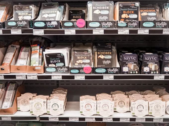 Die Auswahl an veganen Käsesorten wird immer grösser. Hello Vegan