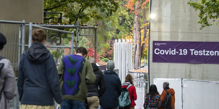 Menschen stehen Schlange vor dem Covid-19 Testzentrum des Universitätsspitals in Basel am vergangenen Freitag. (Archivbild)
