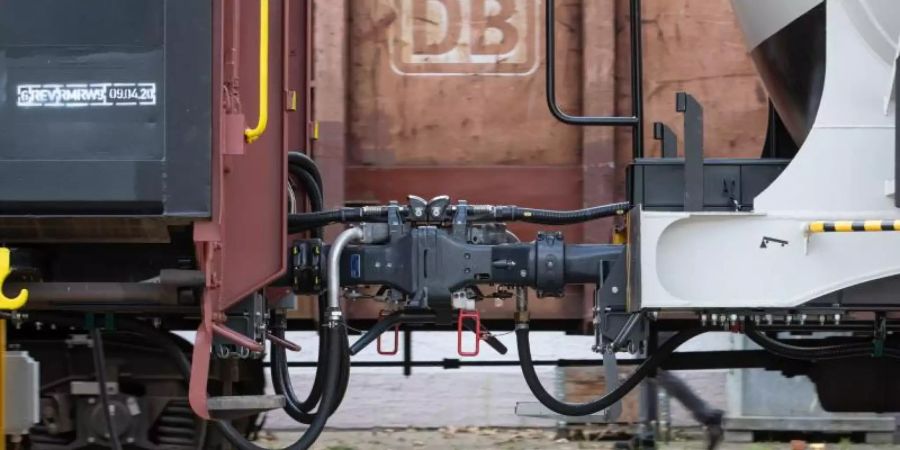 Blick auf eine neue digitale automatische Kupplung für Güterzüge der Bahn. Bisher werden Güterwagen überwiegend per Hand gekuppelt – in Zukunft soll das automatisch geschehen. Foto: Friso Gentsch/dpa