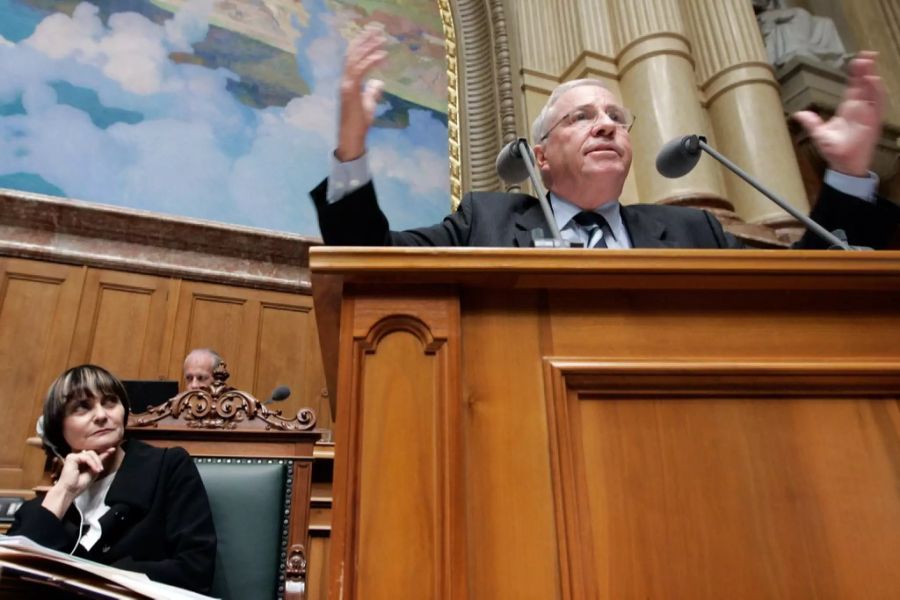 Die damalige Bundespräsidentin Micheline Calmy-Rey (SP), links, verfolgt mit kritischem Blick am 3. Oktober 2007 im Nationalrat in Bern die Rede ihres Kollegen Bundesrat Christoph Blocher.