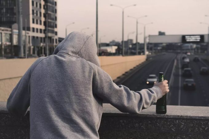 Rückzug und Geheimniskrämerei gehören oft zu den Anzeichen für Drogenkonsum. drogen
